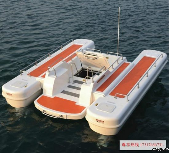 半潛水式游艇：游艇與潛水艇二合一