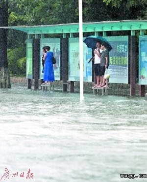 受臺(tái)風(fēng)“瑪娃”環(huán)流影響東莞多地暴雨如注